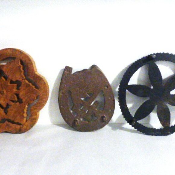 3 TRIVETS Lucky HORSESHOE Trivet Boat Anchor CAST Trivet CARVED WOOD Trivet - Picture 3 of 3